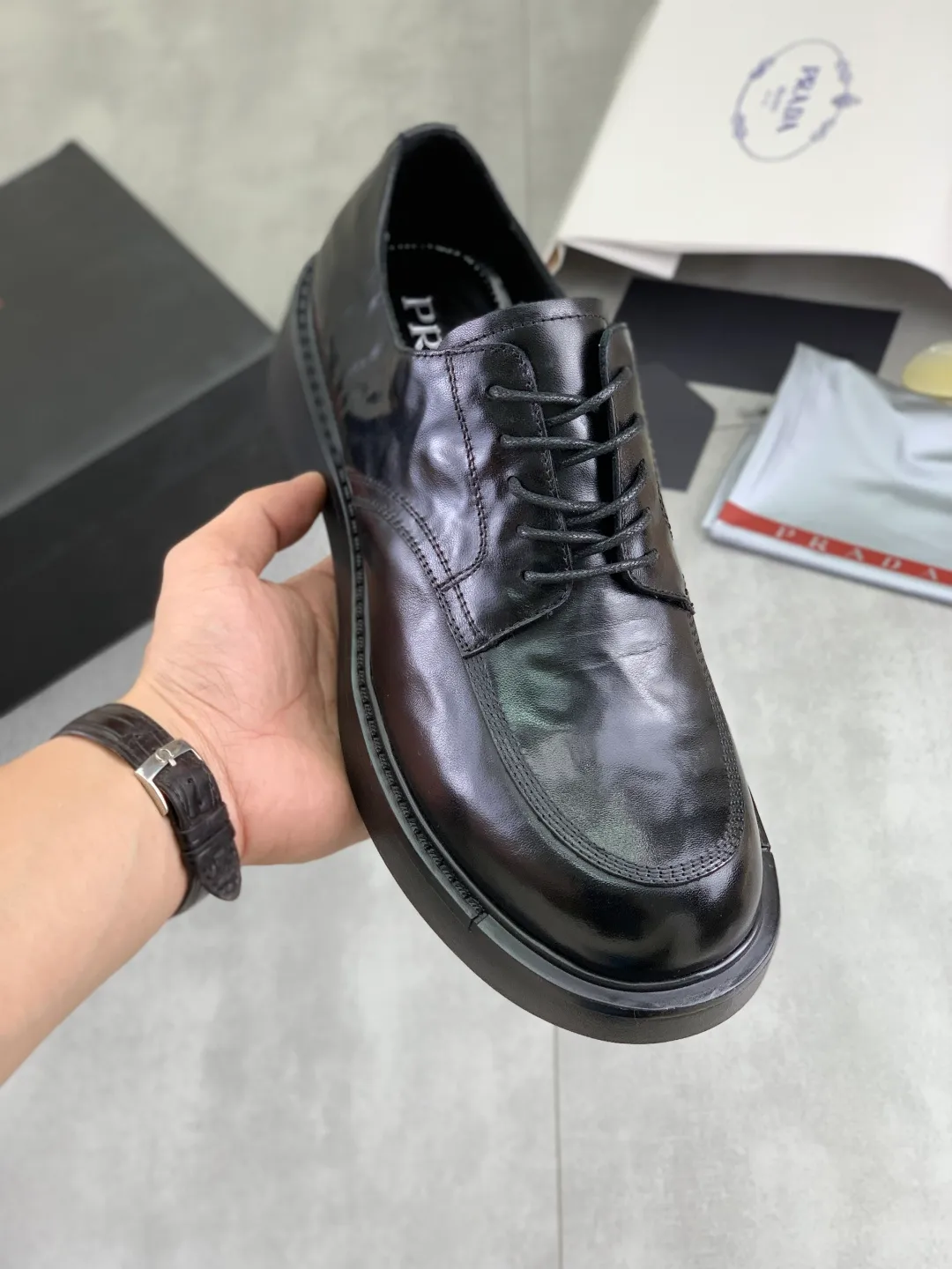 Men's men's shoes 💰P640 New PRADA top version Prada's new casual leather shoes Original purchase, development and production Prada Men's Classic Series Technological breathable fabrics with cowhide Casual sports shoes Casual sports dad shoes combine high-tech breathable materials with cowhide, with P's exclusive button decoration on the side. The outsole is full of P italic design and bright colors to show vitality and continue the brand's design inspiration. Stroll around the city lightly and feel free and comfortable. Delivered in exquisite packaging 🛍📦 ▪️Material: original customized calfskin with breathable material ▪️Inner lining: cowhide lining ➕cowhide feet ▪️Outsole: open-molded TPU foam material ▪️Sole thickness: 3.5CM ▪️Size: Men's 38-45 black, burgundy color optional